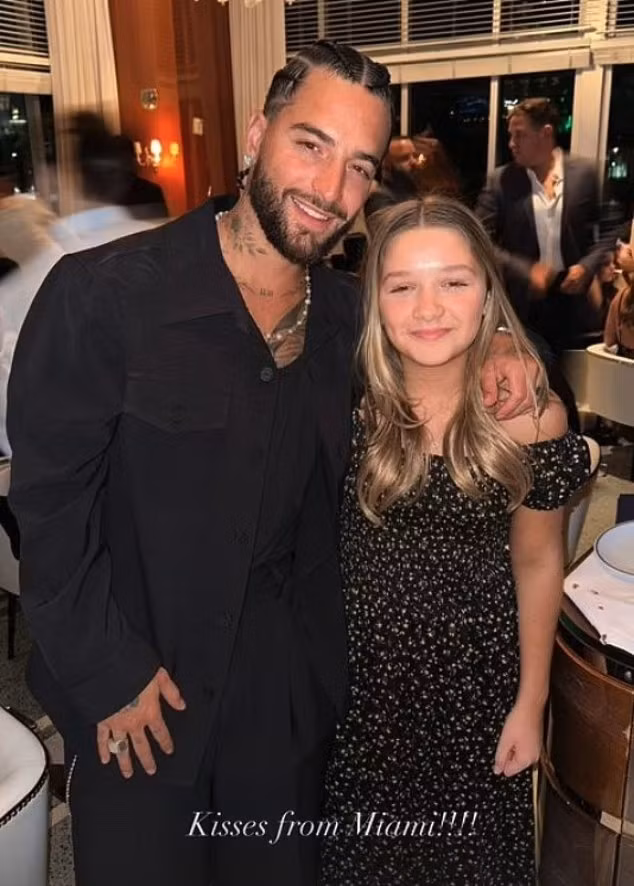 Con gái của Victoria và Beckham là Harper chụp ảnh cùng nam ca sĩ Maluma tại buổi tiệc sau hôn lễ. Cô bé được nhận xét ngày càng trưởng thành và xinh đẹp.