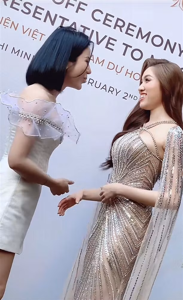 Mẹ hai con chụp hình sau đó còn trò chuyện một hồi với người đẹp Thanh Thanh Huyền nhưng vẫn không hề nhận ra món đồ bỏ quên này.