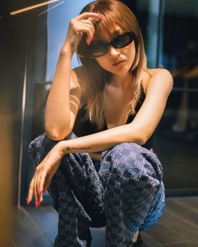 Ở cổ tay, Bảo Anh xăm dòng chữ "be all you be can" (Hãy là tất cả những gì bạn muốn) và đính kèm cùng một ngôi sao may mắn.