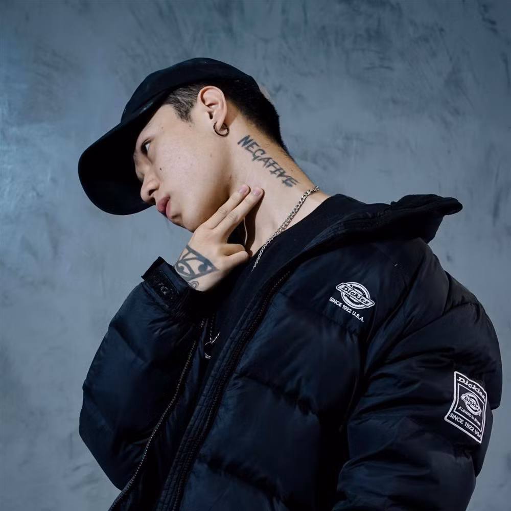 Tương tự như Bảo Anh, Nega cũng sở hữu hàng loạt hình xăm nhưng to và hoành tráng hơn hẳn. Đầu tiên là chữ Negative (tiêu cực) - ý nghĩa nghệ danh của Nega.