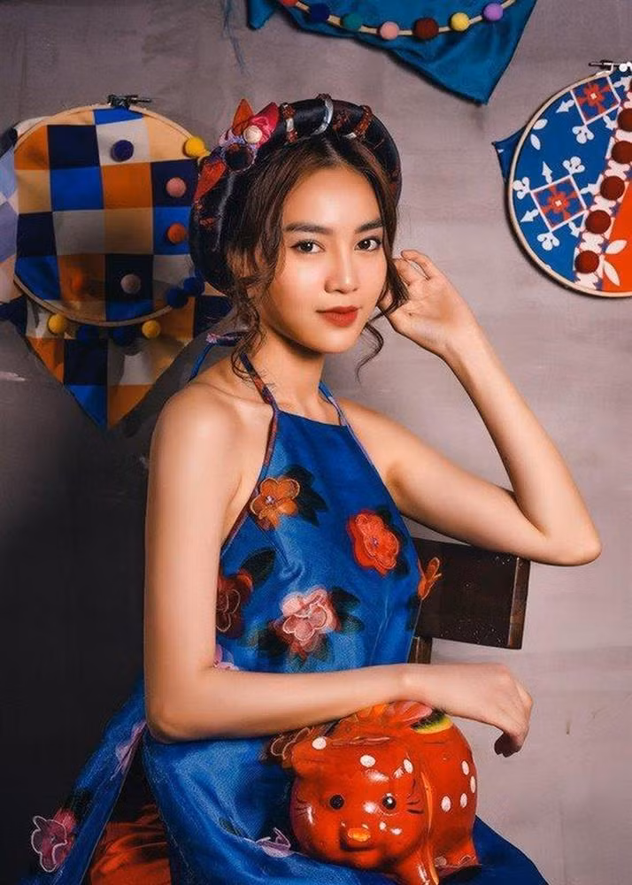 Áo yếm vốn là trang phục thuộc về thời quá khứ nhưng vẫn làm xiêu lòng phái đẹp hiện đại. Sao Việt cũng đi đầu trong việc đưa áo yếm trở lại, đi theo truyền thống và mang theo cả những cách tân. Ninh Dương Lan Ngọc là một trong những người đẹp thường xuyên xuất hiện cùng kiểu đồ này, từ phục trang trong phim đến phong cách đời thường.