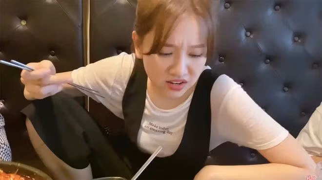 Dáng ngồi "bá đạo" của bà xã Trấn Thành khi vào bữa.