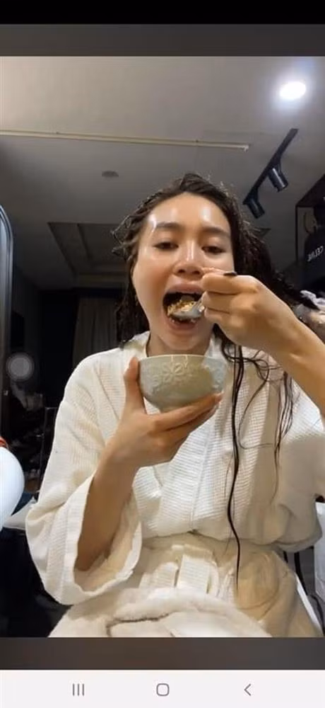 Trước diễn viên Lê Dương Bảo Lâm, nhiều sao Việt cũng gây cười với cảnh tượng ăn uống khó đỡ. Trong ảnh là khoảnh khắc "ăn cả thế giới" của Ninh Dương Lan Ngọc.
