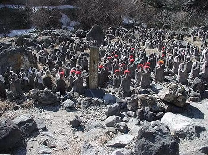 Tượng của thần Jizo thường được đặt ở các ngã tư đường để giúp cho du khách chọn được con đường tốt.