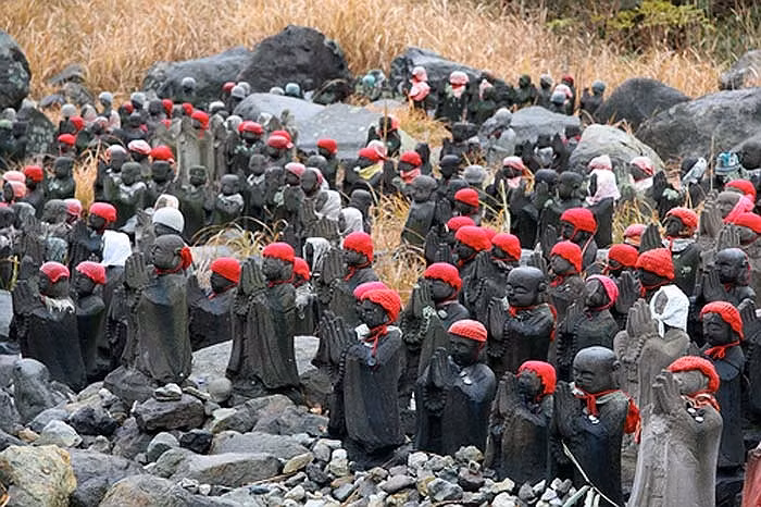 Người Nhật cực kỳ coi trọng sự phù hộ của thần Jizo, nhất là đối với trẻ nhỏ và phụ nữ mang thai.