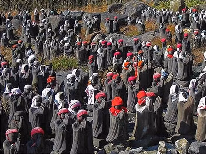 Thần Jizo được xem là một vị thần tốt bụng chuyên giúp đỡ mọi người.