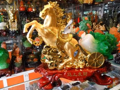 Ngoài ra, chúng ta cũng thường nhìn thấy biểu tượng Ngựa kéo của cải. Với biểu tượng này, Ngựa sẽ đem của cải về nhà, tiền của vào như nước. Vì vậy, nên đặt Ngựa kéo của cải ở phòng khách, bàn làm việc và chú ý quay đầu ngựa vào phía trong nhà. Nhiều người cũng quan niệm bày ngựa phong thủy trên bàn làm việc, bàn học hoặc tại vị trí của huyệt tài vị trong nhà, hướng đầu ngựa ra cửa chính hoặc cửa sổ sẽ đem lại Đại Cát.