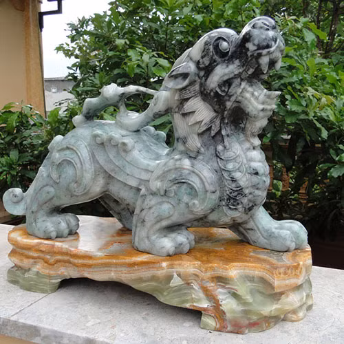 7. Tỳ Hưu: Theo truyền thuyết, Tỳ hưu là một loại thú có sừng, có bờm uốn cong rất dài nên còn có tên gọi là “Hươu Trời”, hai cái sừng của nó có tác dụng “trừ tà”, về sau có xu hướng phát triển thành con thú một sừng. Doanh nhân thường chọn đặt Tỳ Hưu trên bàn làm việc, hoặc ở các huyệt tài lộc trong công ty và phải hướng đầu ra cửa chính hoặc cửa sổ để cầu mong mọi sự như ý.
