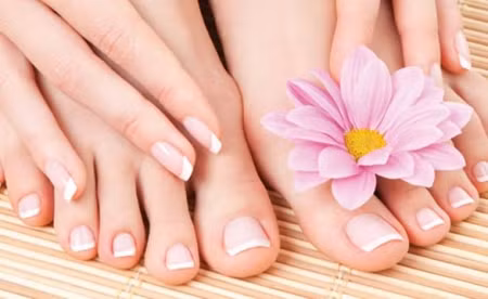 2. Ngón chân thứ hai và thứ ba cách xa nhau: Nếu đây là hình dáng bàn chân của bạn thì nó nói rằng: bạn đang sở hữu đôi chân của một “điệp viên”. Bạn có khả năng quan sát mọi thứ xung quanh một cách tinh tế, nắm bắt tình hình nhanh chóng và ngụy trang khá tốt cho những cảm xúc bản thân. Điều đó khiến những người xung quanh không thể nắm bắt được suy nghĩ và hành động của bạn. Tuy vậy tính cách này của bạn đôi khi sẽ gây ra hiểu lầm không đáng có. Trong công việc, bạn luôn được giao nhiệm vụ quan trọng vì sự đáng tin cậy và tính chuyên nghiệp.