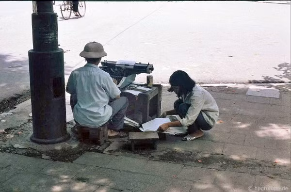Trước khi máy tính trở nên thông dụng, nghề đánh máy thuê khá "ăn nên làm ra" ở Hà Nội.