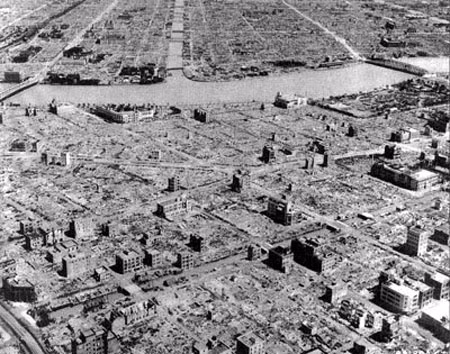 Những quả bom lửa dội xuống Tokyo.