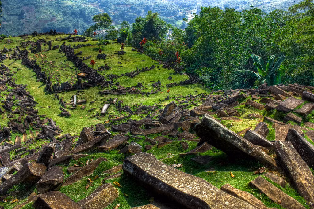 Họ chỉ ra Gunung Padang không chỉ nằm trên đỉnh mà còn bao quanh sườn dốc với tổng diện tích ít nhất khoảng 15 ha, đồng thời ăn sâu vào lòng đất.