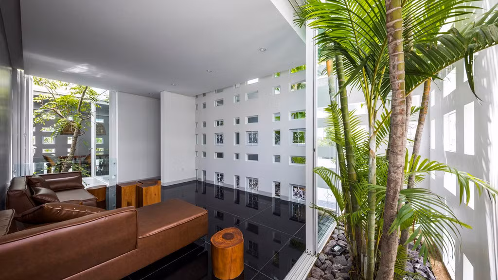 Được thiết kế với 3 khối xếp chồng và so le cùng các bức tường dạng tổ ong, ngôi nhà luôn tràn ngập ánh sáng và gió.
