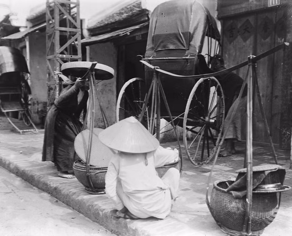 Xe kéo tay và gành hàng rong vỉa hè, khung cảnh quen thuộc của 36 phố phường Hà Nội xưa.