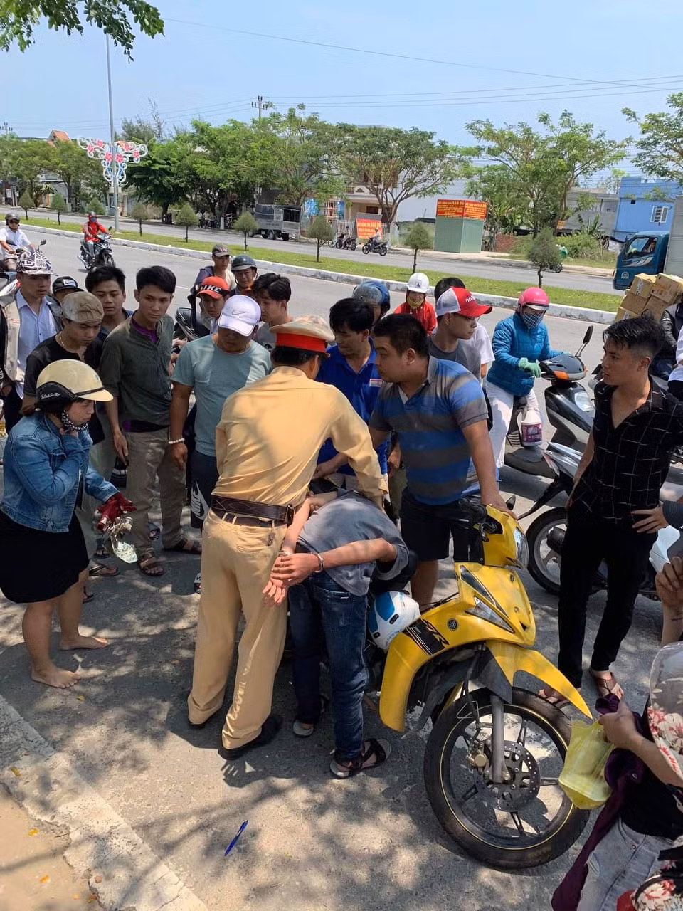 Da Nang: Tom gon 2 doi tuong 10X cuop giat dien thoai tren duong
