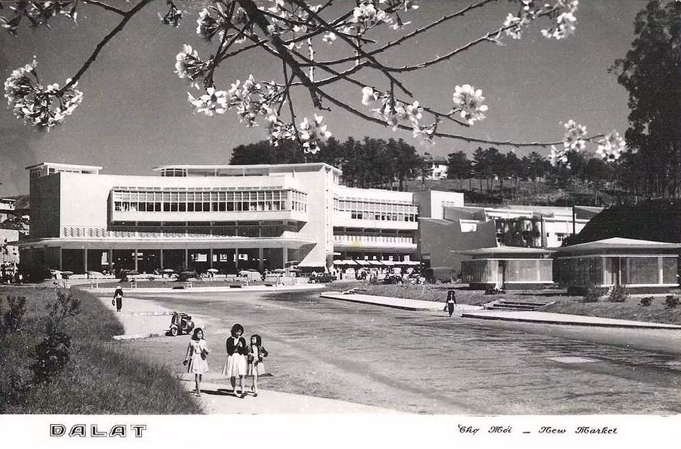 Chợ Đà Lạt trong một bưu thiếp thập niên 1960.