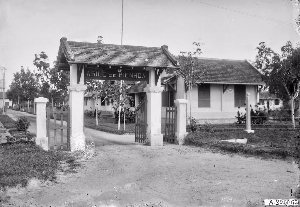 Bên ngoài nhà thương điên Biên Hòa.