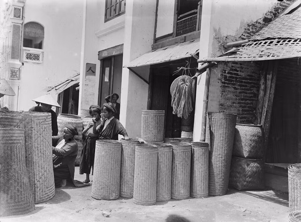 Cửa hàng bán phên tre ở phố cổ Hà Nội.