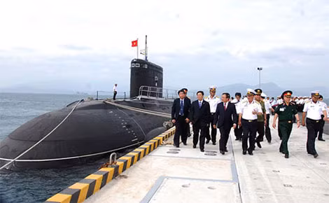 Đoàn cán bộ Đảng bộ, chính quyền Thủ đô thăm tàu ngầm Hà Nội.