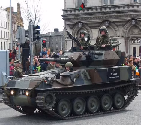 Sở hữu quân đội nhỏ nên không lạ khi trang bị cơ giới của Quân đội Ireland chỉ có vẻn vẹn 14 xe tăng hạng nhẹ (trong ảnh) và chưa tới 100 chiếc xe bọc thép.