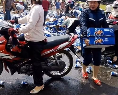 Một số hình ảnh "cướp bia" sau vụ tai nạn xe chở bia bị lật trên QL1A (đoạn qua TP Biên Hòa, tỉnh Đồng Nai. Ảnh: Facebook.