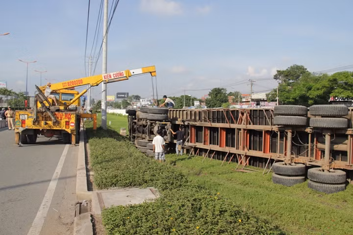Xe cứu hộ đã đến giải tỏa phương tiện gặp nạn