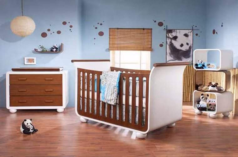 Bạn nên nhớ trẻ mới sinh không nên ở trong một căn phòng mới chưa có hơi ấm, vì vậy trước khi cho bé ngủ trong căn phòng của riêng mình thì cha mẹ nên ở chung với bé một thời gian đầu.