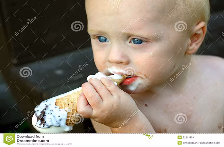 Một cách ăn kem thật độc đáo!