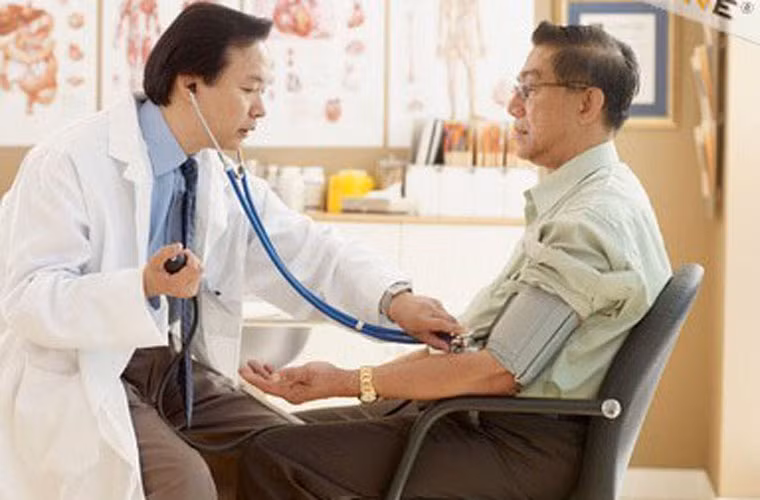 Khám riêng một bác sĩ. Không cần thuê hẳn một bác sĩ chuyên kiểm tra sức khỏe tinh hoàn tại nhà, nam giới nên tạo thói quen khám bệnh bởi một bác sĩ bởi như vậy sẽ giúp họ có dễ dàng theo dõi sự phát triển ở bộ phận này.