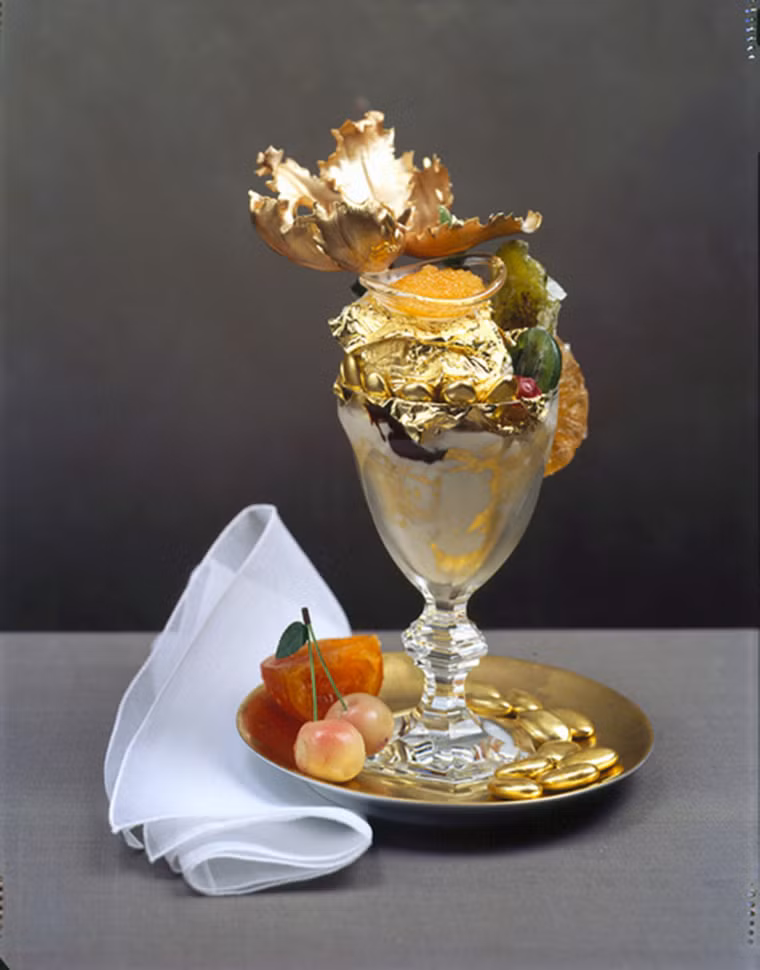 7. Kem Golden Opulence, New York, giá 1.000$. Món kem được làm bởi một đầu bếp tài ba và chỉ bán trong nhà hàng duy nhất ở New York. Nó là sự kết hợp hoàn hảo của 3 – 5 muỗng vani Tahitian, 23 carat vàng lá, siro socola và các loại kẹo trái cây được chọn lựa kỹ từ Thủ đô Paris hoa lệ.