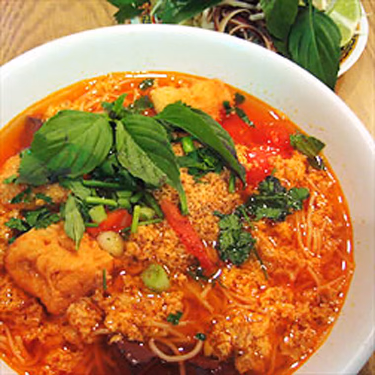 Canh riêu cua có màu xanh tươi của hành lá, màu đỏ từ cà chua kết hợp với những tảng gạch cua ẩn hiện khiến nó trở nên vô cùng bắt mắt.