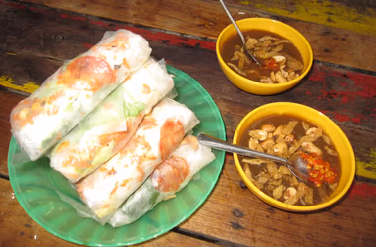Bò bía. Bò bía mặn rất nổi tiếng ở Sài Gòn, nhưng người Hà Nội lại chuộng món bò bía ngọt hơn. Trước các cổng trường, bờ Hồ Tây, bò bía ngọt thường được chào bán phổ biến với giá khoảng 5.000 đồng/chiếc.