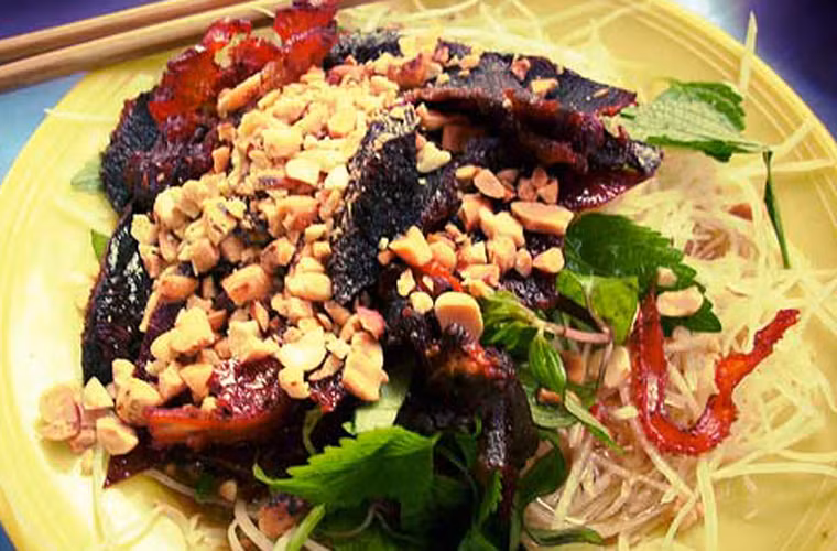 Nộm bò khô. Nộm bò khô chỉ ngon khi có được một bí quyết pha nước chấm vừa miệng. Khi ăn, món nộm thường được rắc thêm một chút lạc, rau xanh thái nhỏ để quanh đĩa.