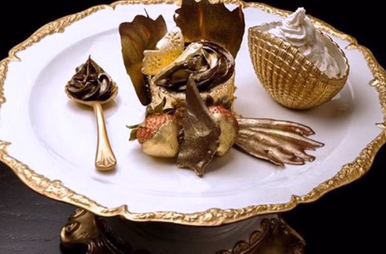 8. “Bloomsbury Gold Phoenix Cupcake”, Dubai, giá 1.000$. Được mệnh danh là món ăn đắt đỏ nhất thành Dubai. Nó hoàn toàn xứng đáng bởi được trang hoàng bằng những viên kim cương siêu đắt. Tuy nhiên, những viên kim cương hấp dẫn này chỉ để ngắm chứ không thể xơi.