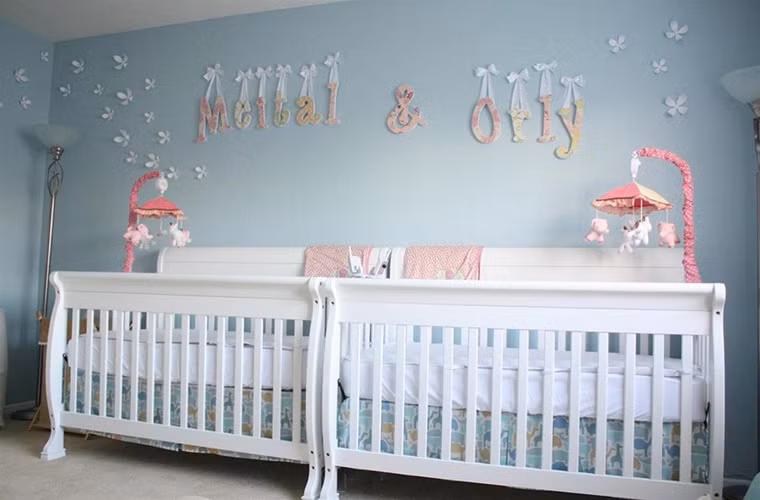 Nếu bạn có cùng một lúc hai thiên thần bé nhỏ thì giải pháp tiết kiệm không gian vẫn có thể tạo nên một căn phòng lung linh như thế này.