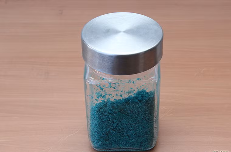Lưu trữ. Sau khi hoàn thành tất cả các công đoạn trên, bạn cho hỗn hợp vào một hộp kín, rắc một vài thìa nước ấm để chúng tự hòa tan, sau một thời gian là có thể dùng được.