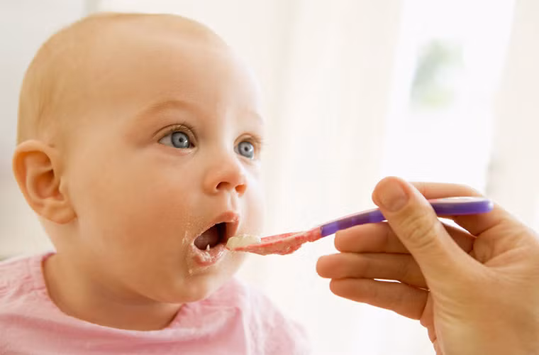 Dùng cách loại thức ăn như bột yến mạch, rau củ, cháo chuối, cháo khoai lang…