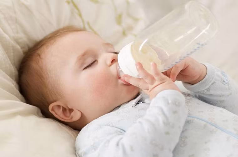 Để khắc phục tình trạng này, cha mẹ nên cho con uống đủ nước, đổi loại sữa nếu thấy triệu chứng táo bón.