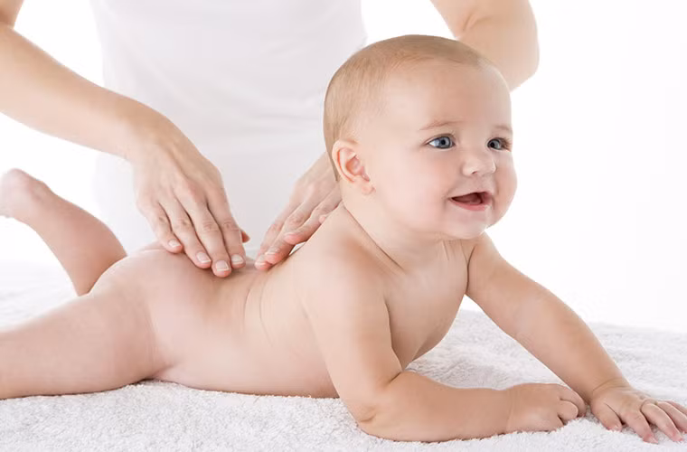Mát xa cho trẻ bằng cách đặt 3 ngón tay dưới rốn, mát xa nhẹ nhàng đều đặn nhưng lực dồn vào đầu ngón tay.