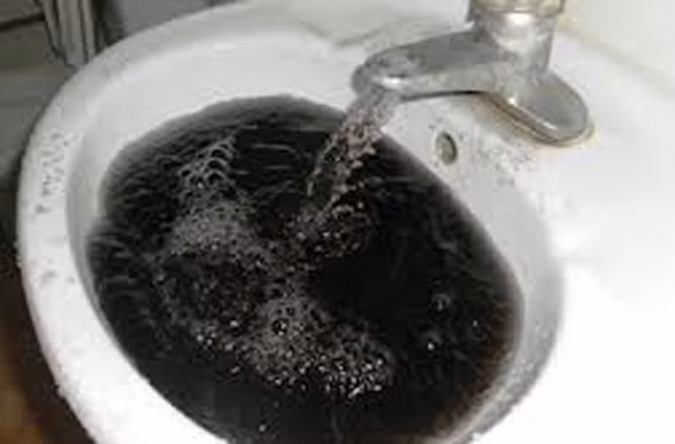 Nước uống nhiễm Asen. Asen hay còn gọi là thạch tín, nó được xem là một loại chất độc nguy hiểm. Tùy vào nguồn nước mà lượng độc tố có sự thay đổi khác nhau. Nhìn chung, nguồn nước sạch được cung cấp bởi các nhà máy là khá an toàn.