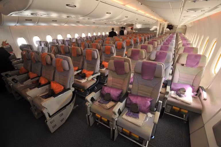 Tầng dưới là khoang ghế phổ thông với 399 chỗ ngồi nhưng được chia thành nhiều khoang nhỏ, nên hành khách sẽ không có cảm giác bị nhồi nhét trong một chiếc xe bus chật chội.