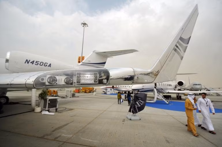 Gulfstream G450 rộng hơn người anh em của mình với sức chứa 19 người và đường bay dài 8.000 km.