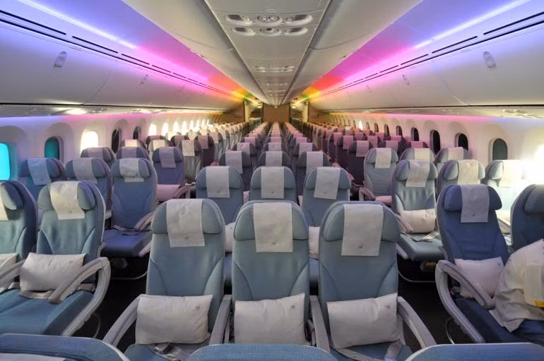 Các dãy ghế phổ thông trên Boeing 787 có khoảng duỗi chân dài hơn so với hầu hết các máy bay khác của Mỹ.