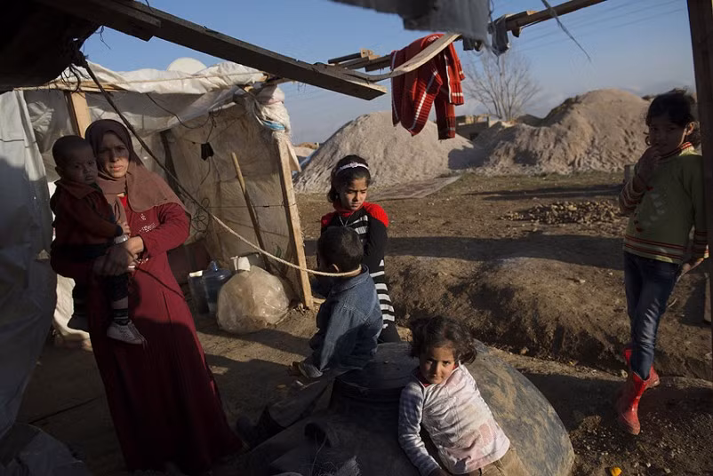 Nhiếp ảnh gia Lynsey Addario qua tác phẩm chụp 6 mẹ con Om Mustafa, dân tị nạn đến từ Homs, Syria tại Bekaa Valley, Lebanon chia sẻ: “Tôi chụp ảnh về người tị nạn trên toàn thế giới trong suốt 13 năm qua. Song, chụp về người tị nạn Syria có lẽ là khó khăn nhất. Rất nhiều người trong số họ thuộc tầng lớp trung lưu với lòng kiêu hãnh cao, không muốn phơi bày tình cảnh khốn khổ của mình. Họ cũng không muốn nói về mình vì sợ bị trả thù...”