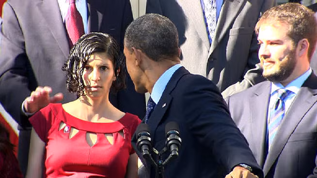 Tổng thống Obama và thiếu phụ xinh đẹp Karmel Allison tại Vườn Hồng.