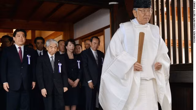 Các chính khách Nhật Bản lũ lượt tới viếng đền chiến tranh Yasukuni.