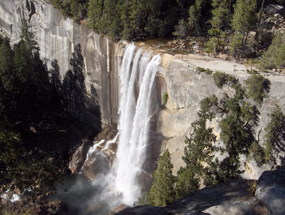 2. Vườn quốc gia Yosemite, California – Di sản thế giới. Cũng là một trong những công viên quốc gia đầu tiên trên thế giới, Yosemite nổi tiếng với các vách đá cao chót vót, thác nước cùng với những cây Sequoia khổng lồ và là một trong khu vực đa dạng về địa chất thủy văn.