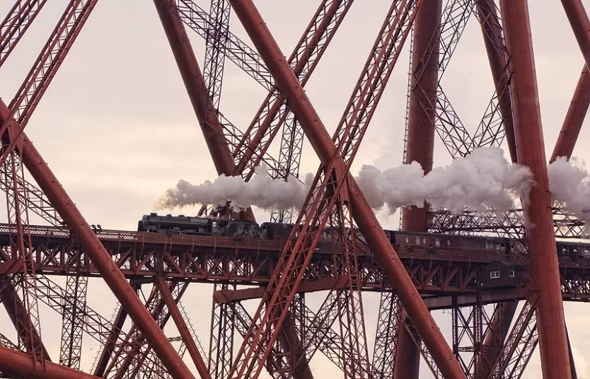Ảnh chụp tàu hỏa chạy trên cầu đường sắt ở North Queensferry, Fife chiến thắng ở hạng mục Cảnh đẹp Mạng lưới Đường sắt.