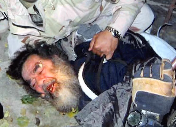 15. Khoảnh khắc cựu lãnh đạo Iraq Saddam Hussein bị các Lực lượng Mỹ bắt giữ trong một nông trại ở ngoại ô Tikrit ngày 14/12/2003.