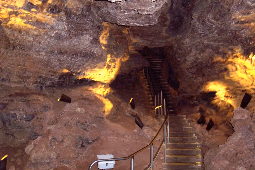 3. Vườn quốc gia Hang Gió (Wind Cave), Nam Dakota được Tổng thống Theodore Roosevelt thành lập năm 1903, sở hữu hệ thống hang động dày đặc nhất thế giới.